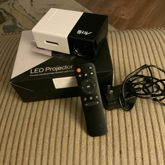 NWOT Artlii led Projector.